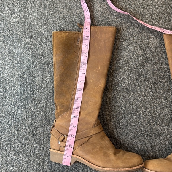 NWOT Teva boots size 6
